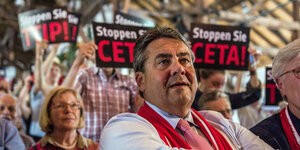 Sigmar Gabriel inmitten von TTIP-Gegnern auf einer Veranstaltung in Fellbach