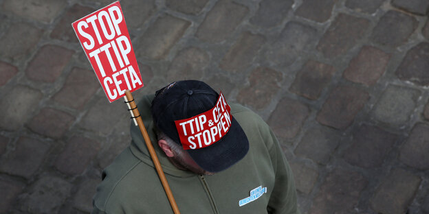 Ein Demonstrant ist bei einer Kundgebung gegen das umstrittene transatlantische Freihandelsabkommen ttip zu sehen