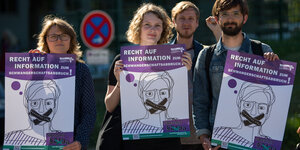 Zwei Männer und zwei Frauen halten Schilder mit der Aufschrift: Recht auf Information zum Schwangerschaftsabbruch