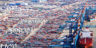 Luftbild von Container-Terminal in Bremerhaven
