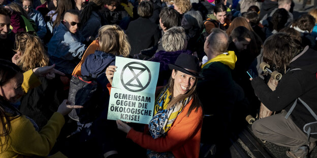 Aktivisten und Aktivistinnen von Extinction Rebellion bei einer Straßenblockade in Berlin