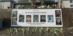 Fotos der Mordopfer des Hanau-Anschlags auf dem Marktplatz der Stadt