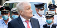 Innenminister Horst Seehofer vor Polizisten