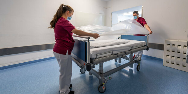 Ein Bett wird in einem Klinikum aufbereitet