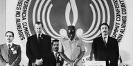 Der General­sekretär der Konferenz, Aft Shalai, UN-Generalsekretär Kurt Waldheim, Sambias Präsident Kenneth Kaunda und der algerische Präsident Houari Boumedienne (von links) stehen bei der Gipfelkon­ferenz der Blockfreien Länder am 5. September 1973 in A