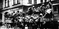 SA-Truppen aus dem Umland kommen vor dem Bürgerbräukeller in München und steigen vom Lastwagen
