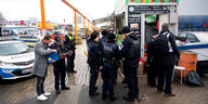 Einsatzkräfte von Polizei, Zoll und Behörden stehen im Stadtteil Rothenburgsort in der Billstraße vor einem Imbiss
