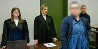Die Angeklagte Andrea Tandler und ihre Anwältinnen stehen im Gerichtssaal.