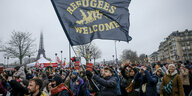 Gegner der französischen Einwanderungsgesetze mit Fahne "Refugeees welcome" am Sonntag bei einer Demonstration in Paris