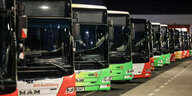 Busse der Kölner Verkehrsbetriebe KVB stehen im Depot