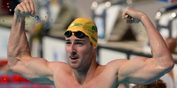 Schwimmer zeigt nach Sieg seine Bizeps
