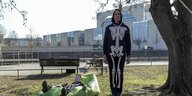 Aktivist in Totenkopf-Kostüm an einem "Galgen"
