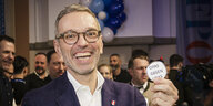 Der grinsende Wolfgang Kickl von der östereichischen FPÖ hält einen Sticker in der Hand mit der Aufschrift: Opas gegen links