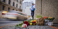 Das Bild zeigt Blumen und Kerzen an der Leipziger Straße, wo zwei Menschen bei einem Verkehrsunfall starben