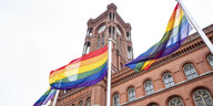 Die Regenbogenflagge hängt vor dem Roten Rathaus anlässlich der Pride Weeks vor dem Christopher-Street-Day.