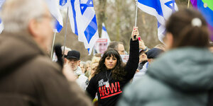 Eine Teilnehmerin nimmt an der Abschlusskundgebung einer Demonstration unter dem Motto «Gemeinsam gegen linken, rechten und islamistischen Antisemitismus teil