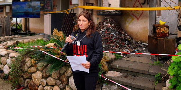 Amit Soussana spricht nach ihrer Freilassung als Geisel der Hamas vor ihrem zerstärten Haus im Kibbuz Kfar Azar