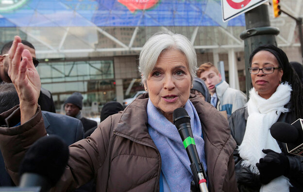 Jill Stein spricht vor einem Mikrofon während einer Demonstration