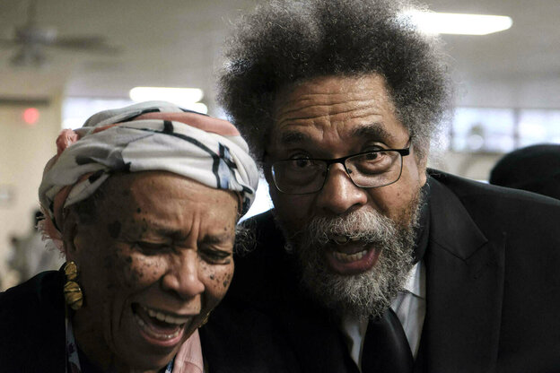 Cornel West posiert für ein gemeinsames Foto mit einer älteren Anhängerin