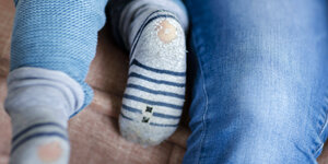 Baby mit kaputten Socken
