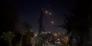 Leuchtpunkt im Nachthimmel von Amman.