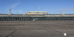 Das Bild zeigt das versiegelte Vorfeld des Flughafengebäudes