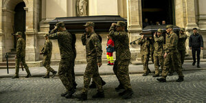 Soldaten tragen die Särge zweier Unteroffiziere der ukrainischen Armee aus einer Kirche in Lemberg