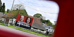 Wahlplakat der SPD mit EU-Spitzenkandidatin Katarina Barley und Bundeskanzler Olaf Scholz