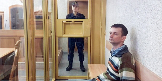 Der Journalist Gennadi Mozheiko im Gericht in Minsk