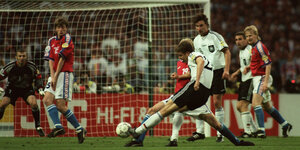 Der güldene Schuss: Oliver Bierhoff erzielt 1996 das Golden Goal gegen Tschechien.