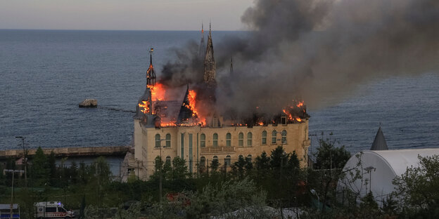 Brennendes Gebäude in Odessa, im Hintergrund das Schwarze Meer.