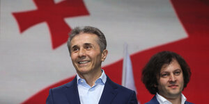Der georgische Politiker Bidzina Iwanischwili (links)