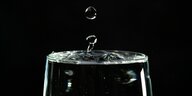 Ein volles Wasserglas