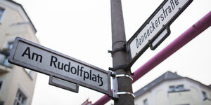 Straßenschilder stehen an der Ecke Am Rudolfplatz/Danneckerstraße
