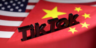 Auf den Flaggen von USA und China ist der Schriftzug TikTok platziert