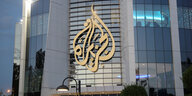Blick auf ein Gebäude, darauf groß und golden das Logo des Nachrichtensender Al-Jazeera