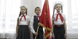 „Drei junge Pioniere aus der region Stavropol kurz vor ihrer Aufnahme in die neue Schülerorganisation am vergangenen Donnerstag.